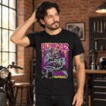 Modelo con playera negra de Blink 182 en taller de ladrillo