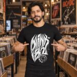 Modelo con playera negra de 3 en tienda de discos
