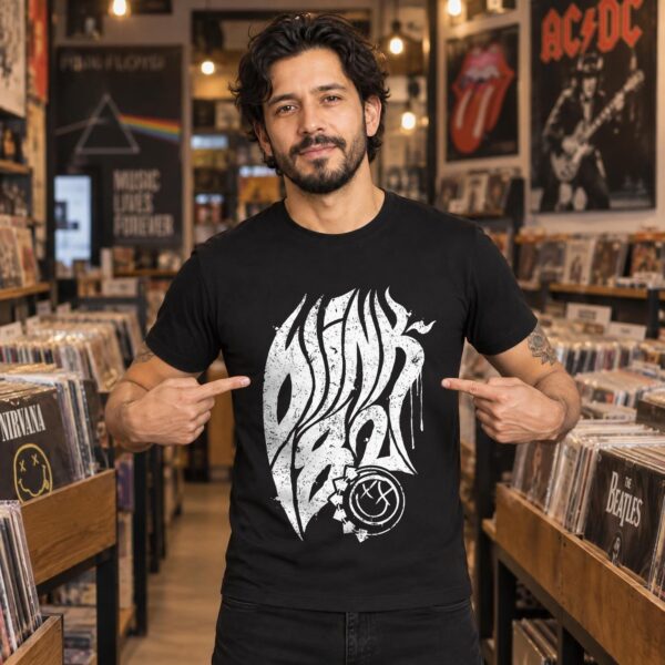 Modelo con playera negra de 3 en tienda de discos