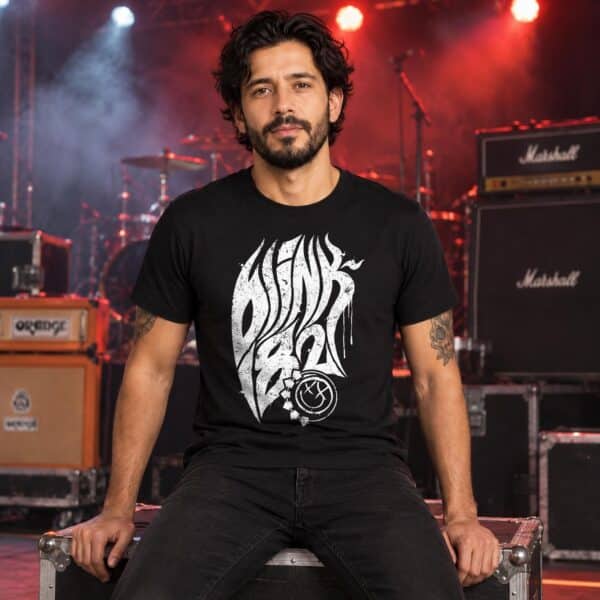 Modelo con playera negra de 3 en concierto