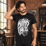 Modelo con playera negra de 3 en taller de ladrillo