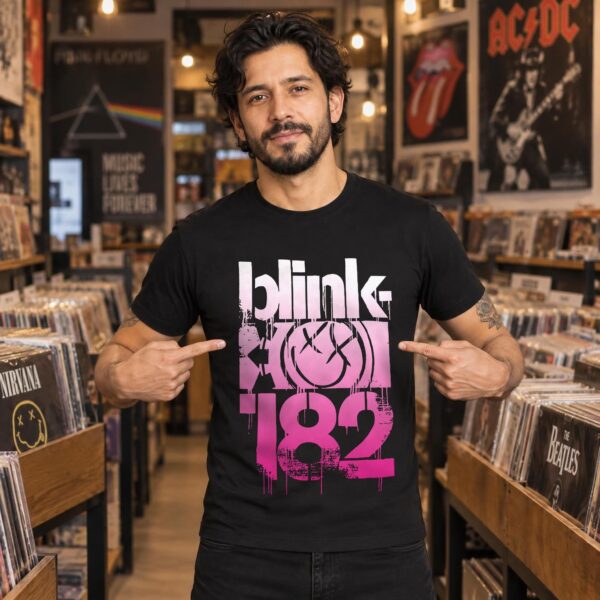 Modelo con playera negra de Blink 182 en tienda de discos