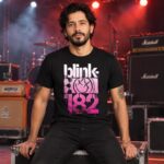 Modelo con playera negra de Blink 182 en concierto