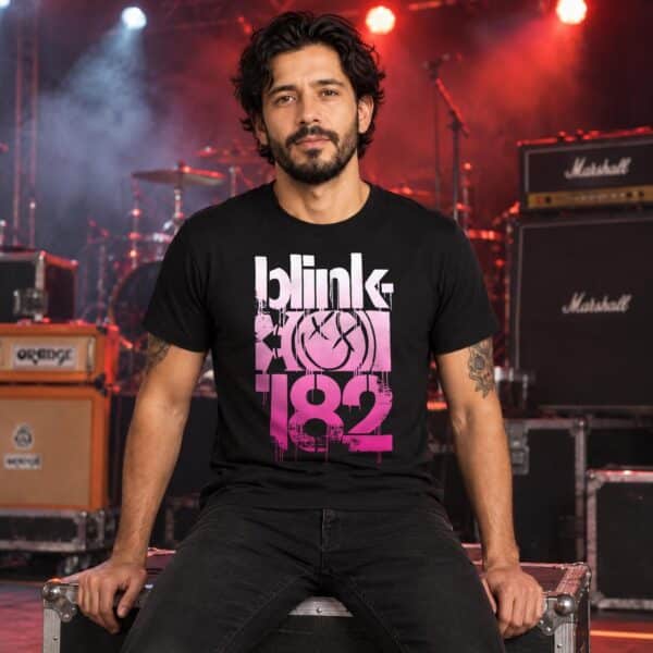 Modelo con playera negra de Blink 182 en concierto