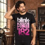 Modelo con playera negra de Blink 182 en taller de ladrillo
