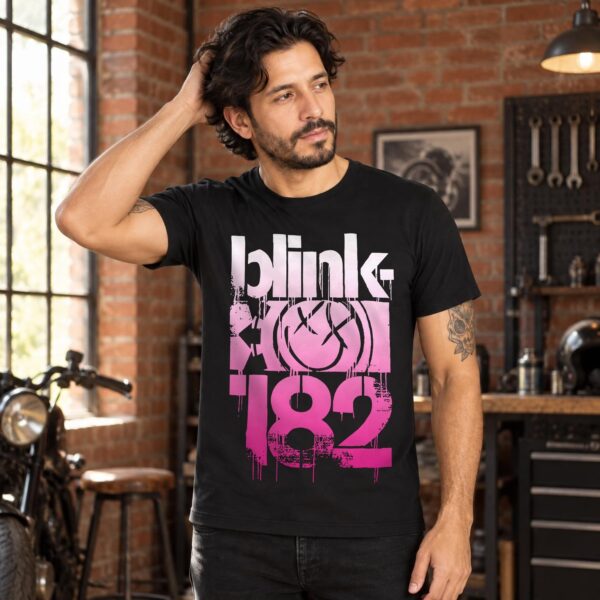 Modelo con playera negra de Blink 182 en taller de ladrillo