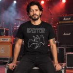 Modelo con playera negra de Led Zeppelin en concierto