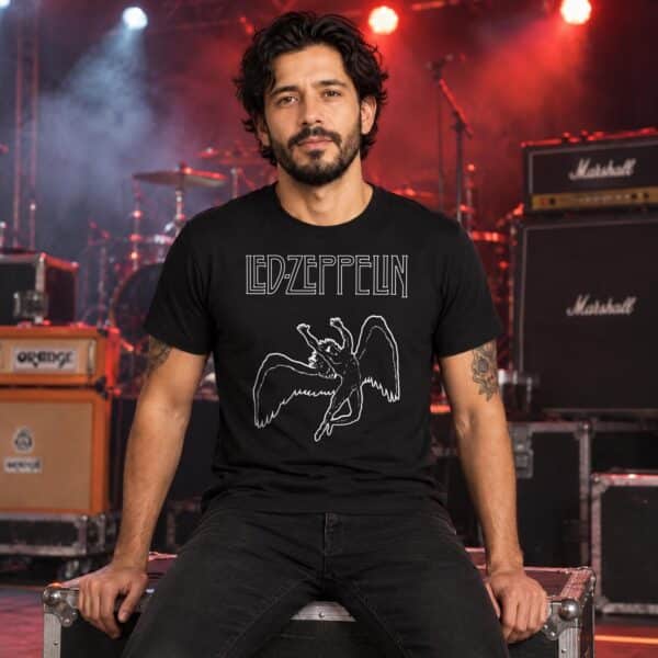 Modelo con playera negra de Led Zeppelin en concierto