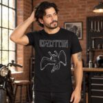 Modelo con playera negra de Led Zeppelin en taller de ladrillo