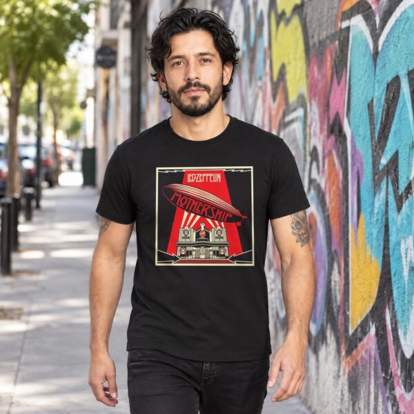 Modelo con playera negra de 3 en calle con grafiti