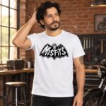 Modelo con playera blanca de 5 en taller de ladrillo
