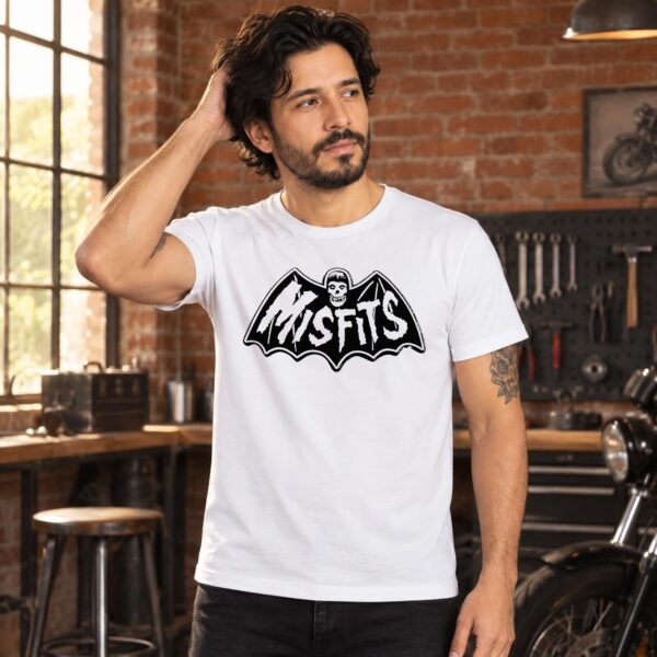 Modelo con playera blanca de 5 en taller de ladrillo