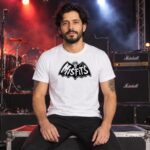 Modelo con playera blanca de 5 en concierto