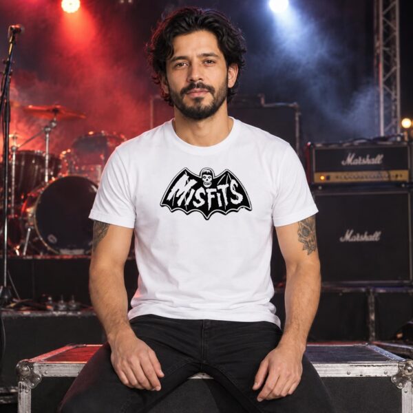 Modelo con playera blanca de 5 en concierto
