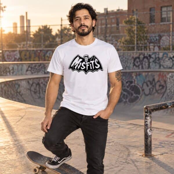 Modelo con playera blanca de 5 en skate park modelo 1