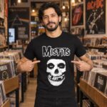 Modelo con playera negra de 1 en tienda de discos