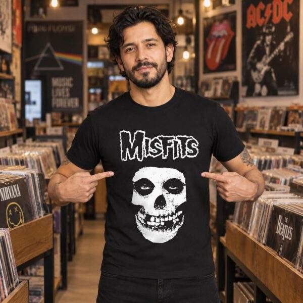 Modelo con playera negra de 1 en tienda de discos