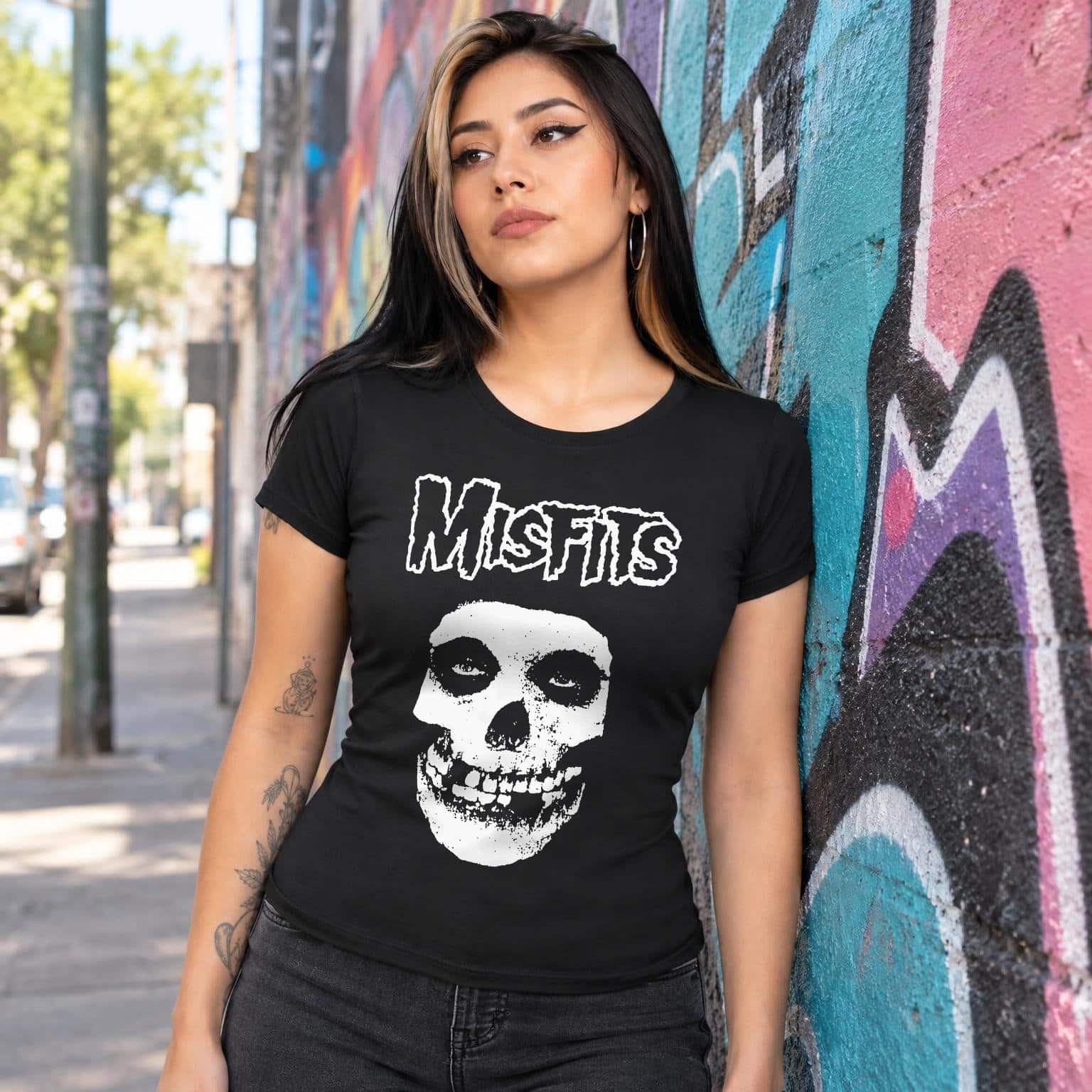 Modelo con playera negra corte dama de 1 en calle con grafiti