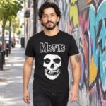 Modelo con playera negra de 1 en calle con grafiti
