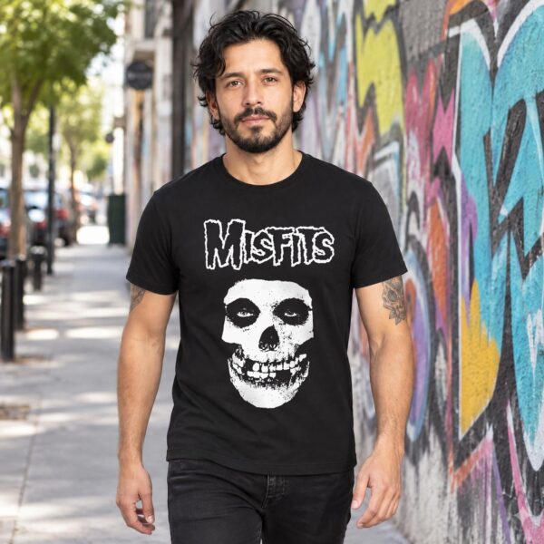 Modelo con playera negra de 1 en calle con grafiti