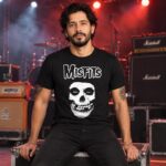 Modelo con playera negra de 1 en concierto