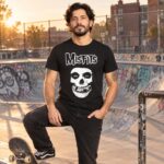 Modelo con playera negra de 1 en skate park modelo 1