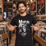 Modelo con playera negra de Misfits en tienda de discos