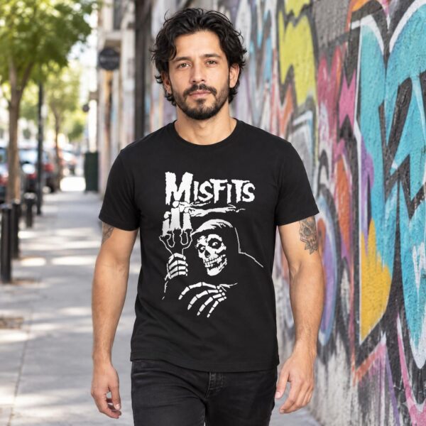 Modelo con playera negra de Misfits en calle con grafiti