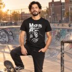 Modelo con playera negra de Misfits en skate park modelo 1