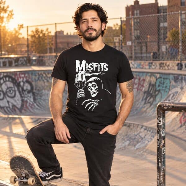Modelo con playera negra de Misfits en skate park modelo 1