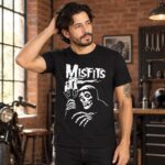 Modelo con playera negra de Misfits en taller de ladrillo