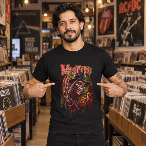 Modelo con playera negra de 7 en tienda de discos
