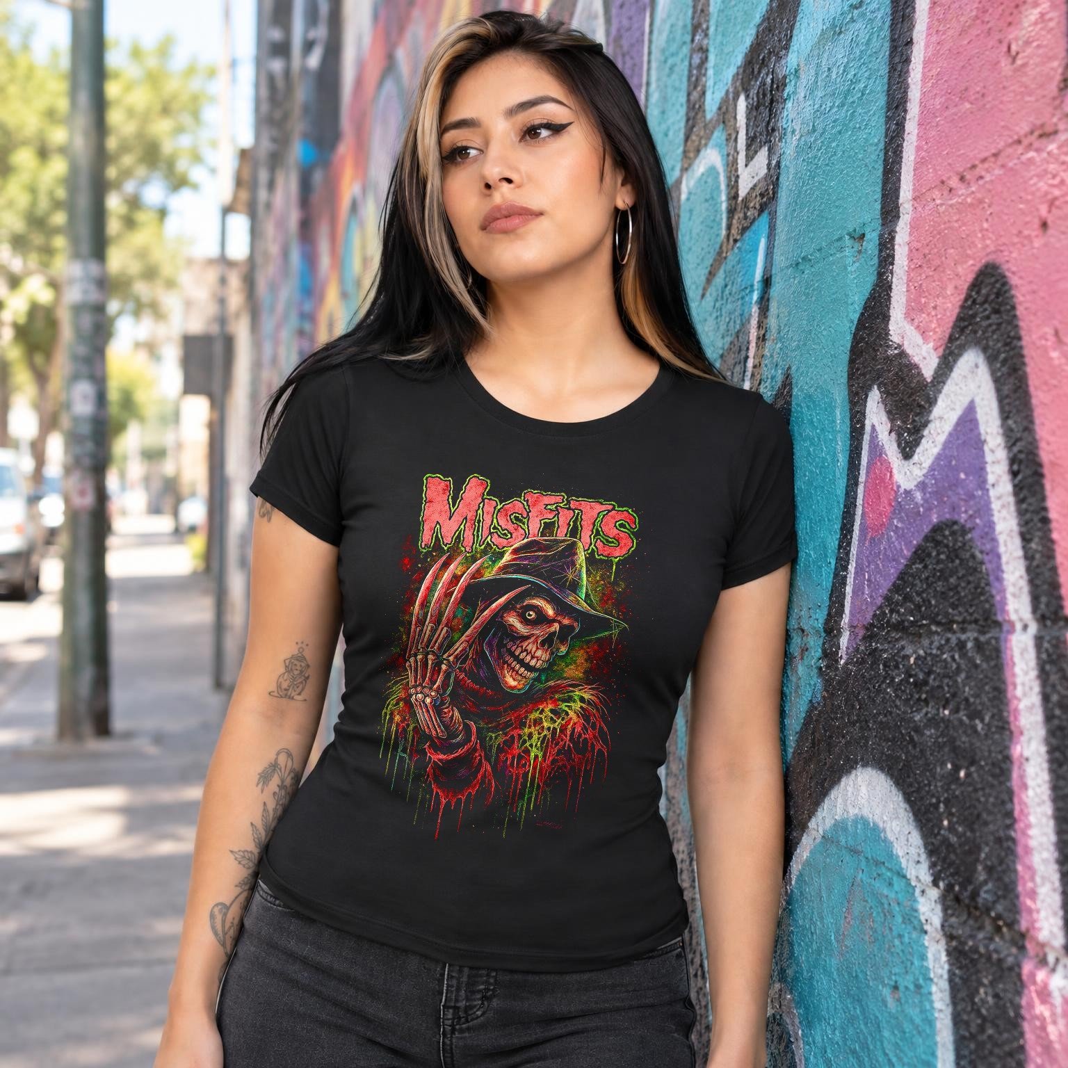 Modelo con playera negra corte dama de 7 en calle con grafiti