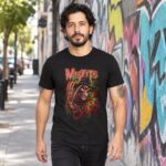 Modelo con playera negra de 7 en calle con grafiti