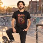 Modelo con playera negra de 7 en skate park modelo 1