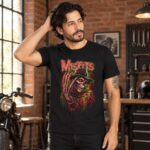 Modelo con playera negra de 7 en taller de ladrillo