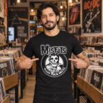 Modelo con playera negra de Misfits en tienda de discos
