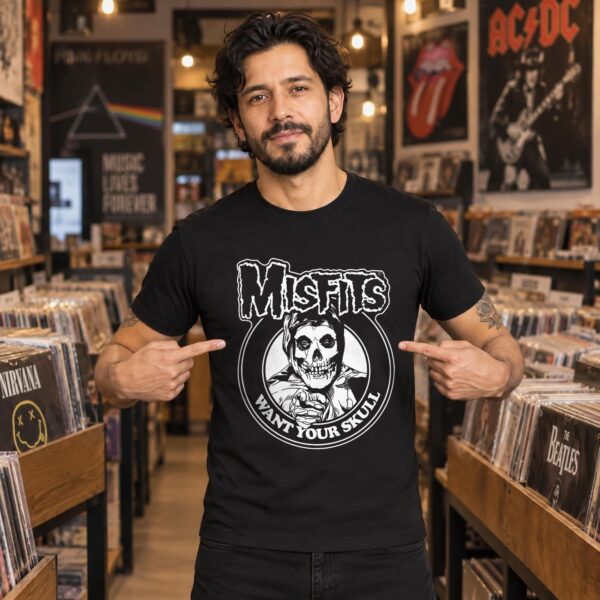 Modelo con playera negra de Misfits en tienda de discos