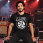 Modelo con playera negra de Misfits en concierto