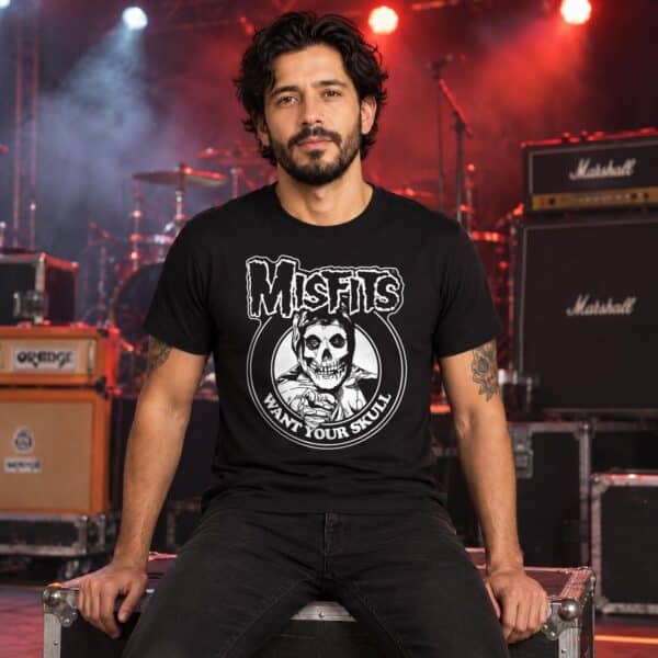 Modelo con playera negra de Misfits en concierto
