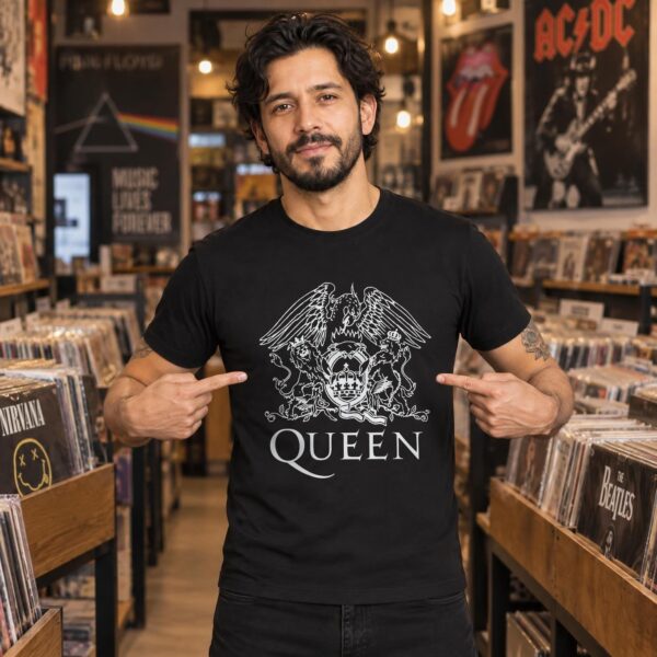 Modelo con playera negra de 1 en tienda de discos