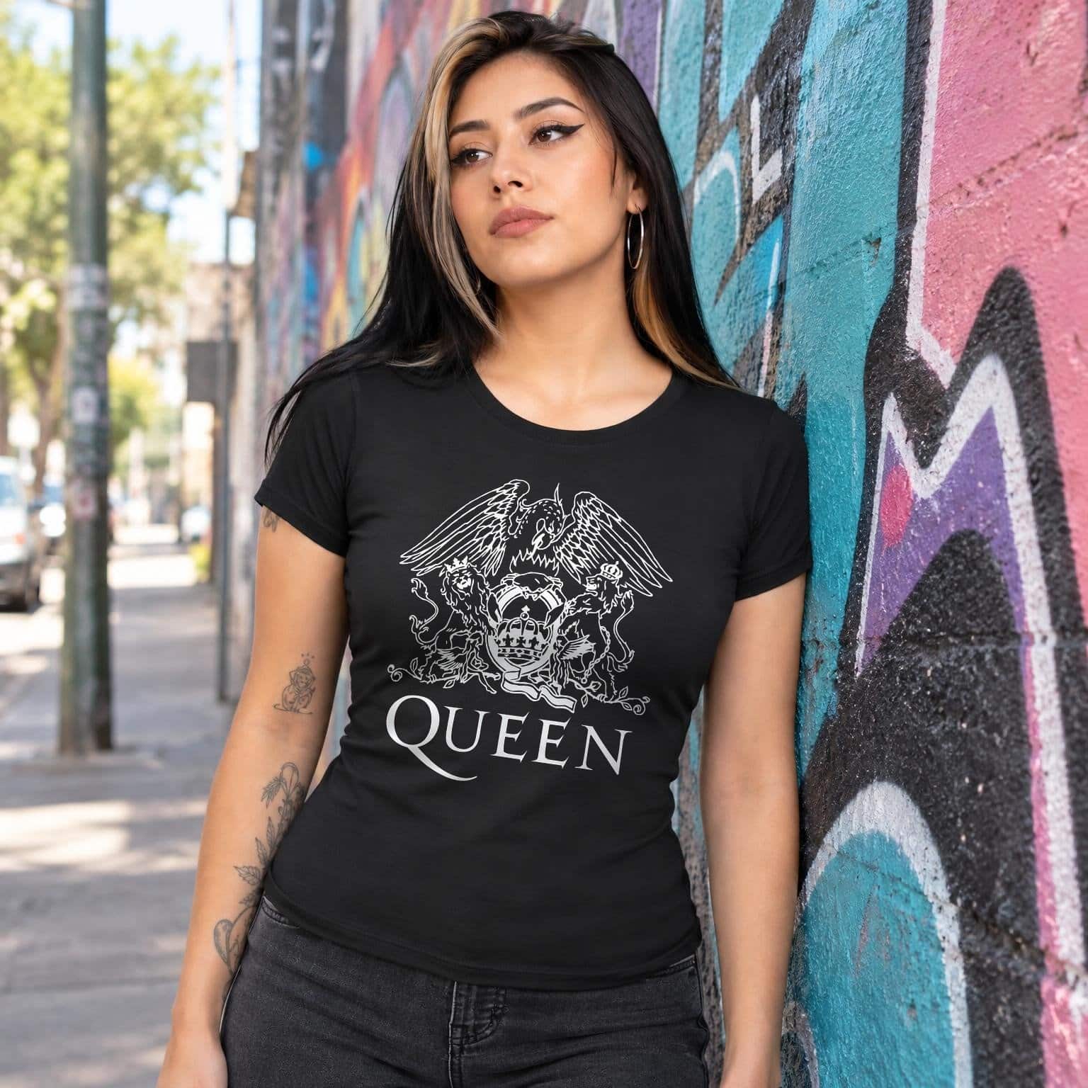 Modelo con playera negra corte dama de 1 en calle con grafiti