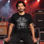 Modelo con playera negra de 1 en concierto