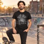 Modelo con playera negra de 1 en skate park modelo 1