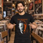 Modelo con playera negra de 1 en tienda de discos
