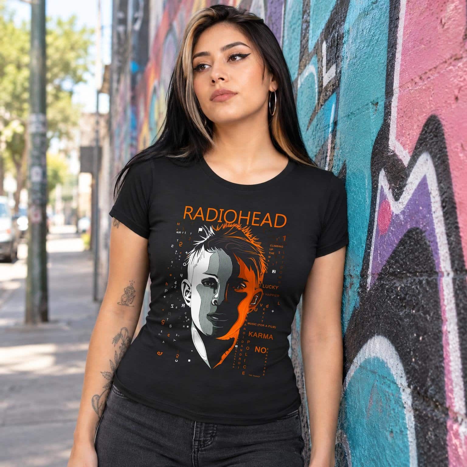 Modelo con playera negra corte dama de 1 en calle con grafiti