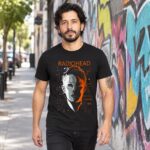 Modelo con playera negra de 1 en calle con grafiti