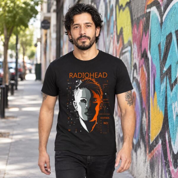 Modelo con playera negra de 1 en calle con grafiti