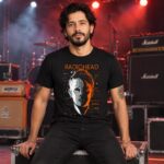 Modelo con playera negra de 1 en concierto