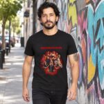 Modelo con playera negra de Rammstein en calle con grafiti